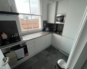2 Bed Apartment in Central London on 3rd floor - Newly refurbished - No lift